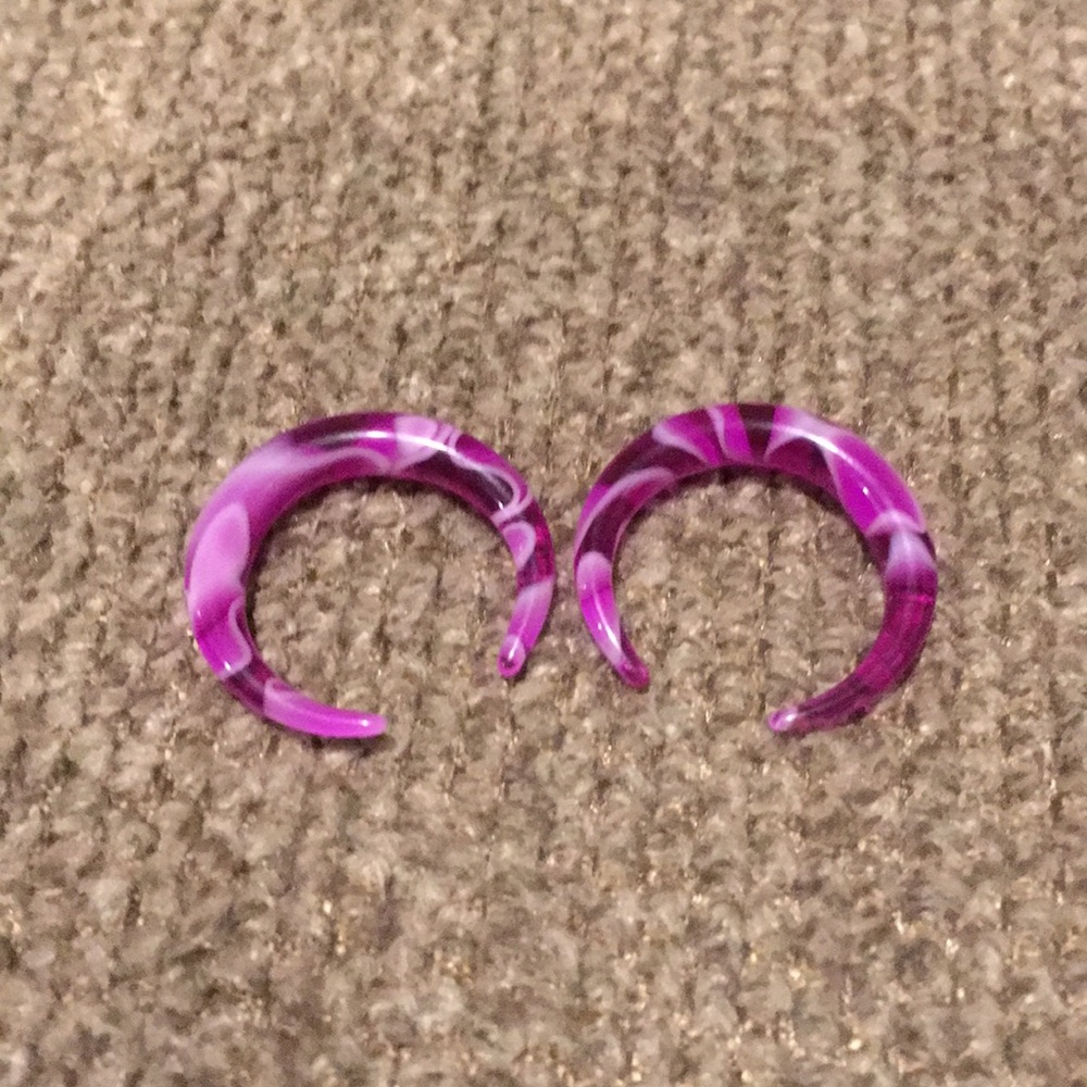 6g horse shoe earrings